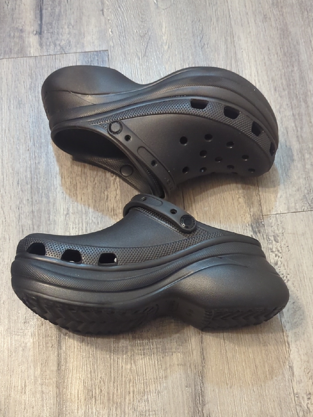 CROCS Bae Platform Clogs Like New - Picture 6 of 8